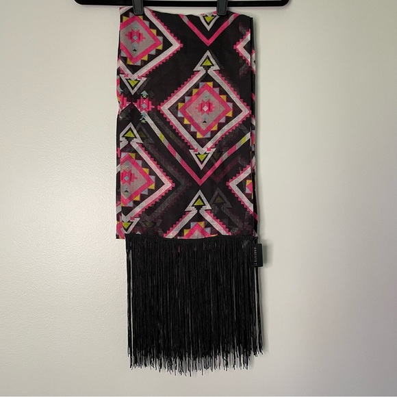 Forever 21 Aztec Print Fringe Scarf NEW - Picture 1 of 8